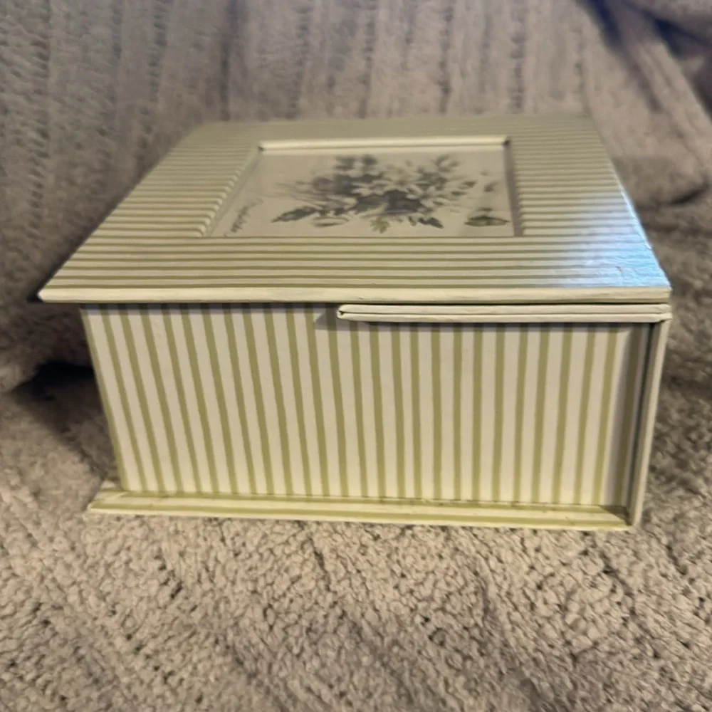 Nature’s Sketchbook by Marjolein Bastin sage green /cream keepsake and note box